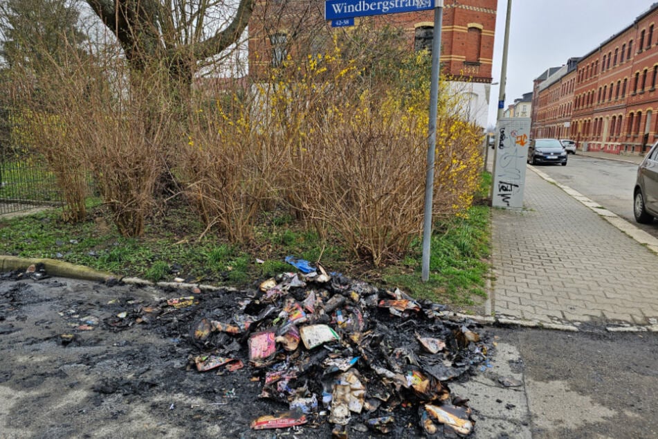 Von dem Papiermüllcontainer in der Windbergstraße blieb nichts mehr übrig.