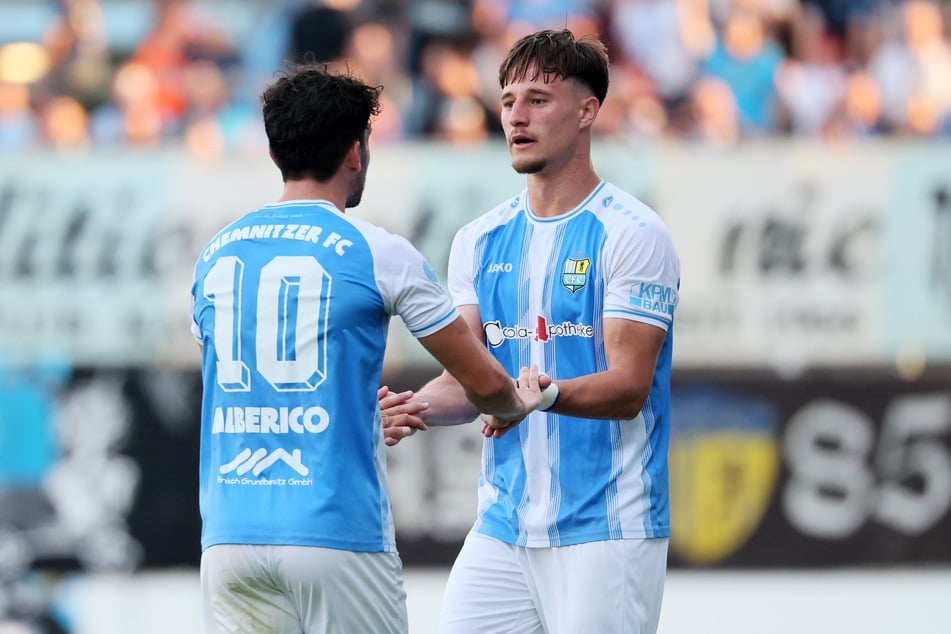 CFC-Spieler Jonas Marx (21) jubelt zusammen mit Domenico Alberico (27) nach seinem 2:0-Treffer gegen Zwickau.