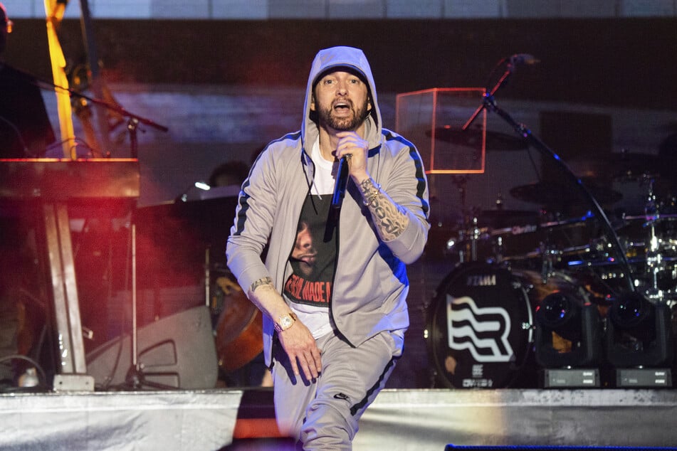 Mehrere unveröffentlichte Songs von Rapper Eminem (54) tauchten im Internet auf und wurden millionenfach abgerufen.