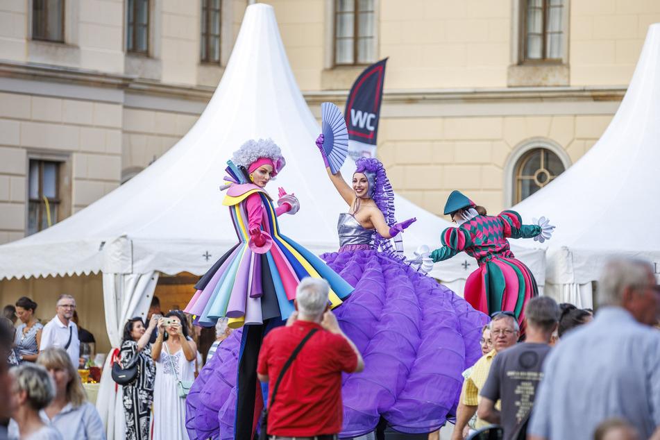 Bunte Stelzenläufer sorgten für optische Höhepunkte.