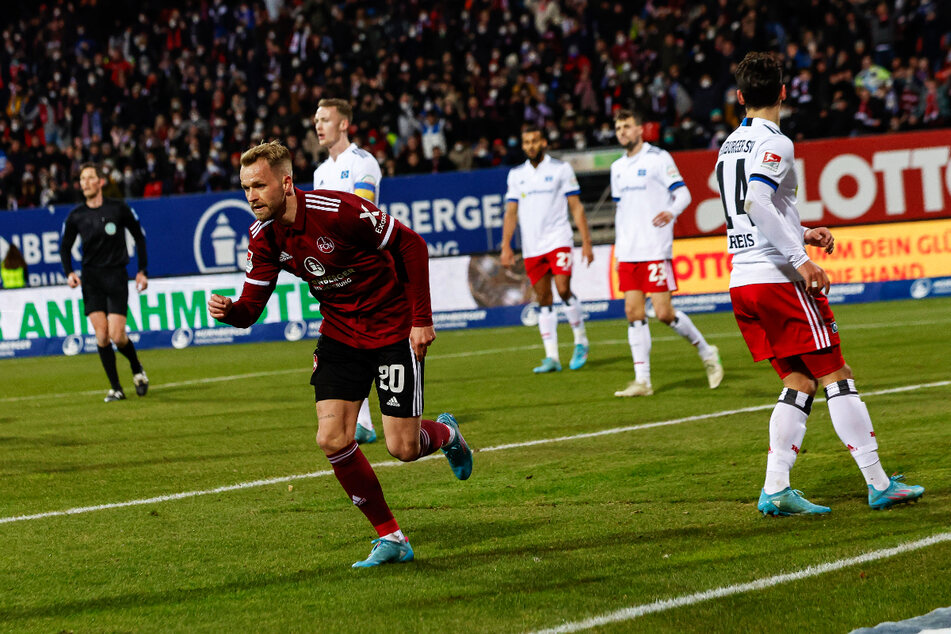 Nürnbergs Pascal Köpke (l.) dreht nach seinem Treffer zum 1:0 gegen den HSV zum Jubeln ab.