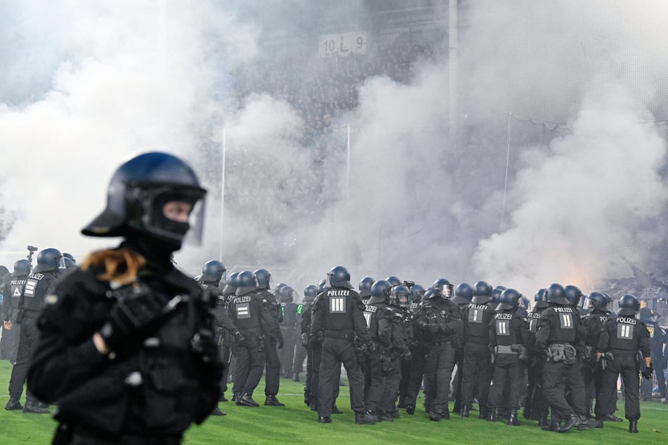 Polizisten stehen vor dem heimischen SVW-Fanblock.