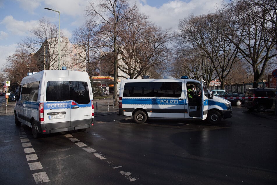 Die Polizei stoppte die Verdächtigen bei einer Verkehrskontrolle und führte danach eine große angelegte Razzia durch. (Symbolbild)