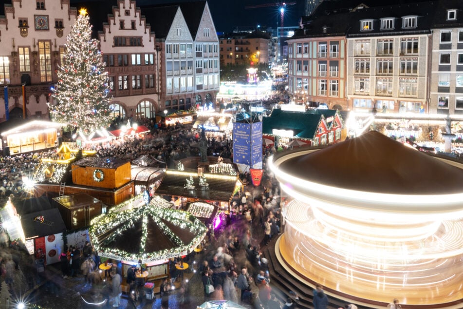 Der Frankfurter Weihnachtsmarkt findet immer auf und um den Römerberg herum statt. Bis zum. 22. Dezember öffnen die Buden Stände täglich.
