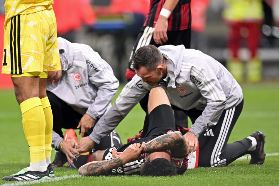 SGE-Verteidiger Nnamdi Collins verletzte sich im Laufe des zweiten Durchgangs am linken Fuß.