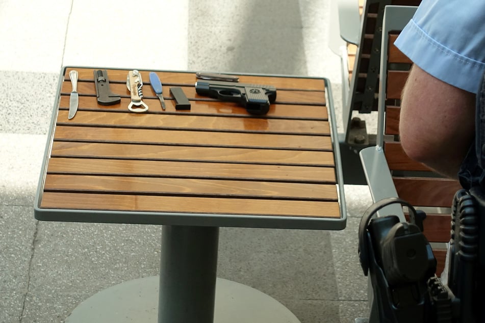 Einsatzkräfte stellten unter anderem eine Softair-Waffe sicher.