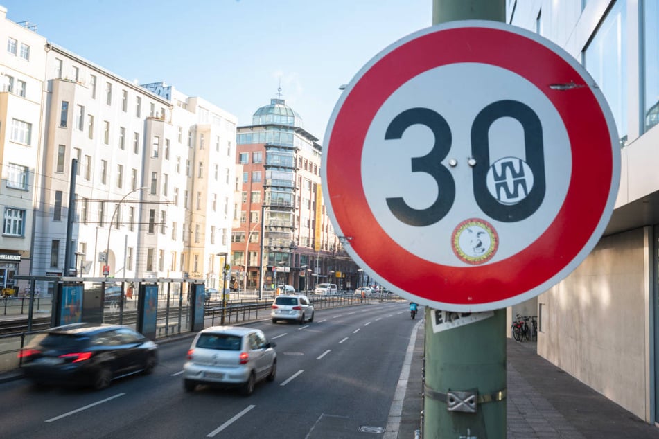 Aufgrund der schlechten Luftqualität gilt zurzeit noch auf vielen Hauptstraßen Berlins ein Tempolimit.