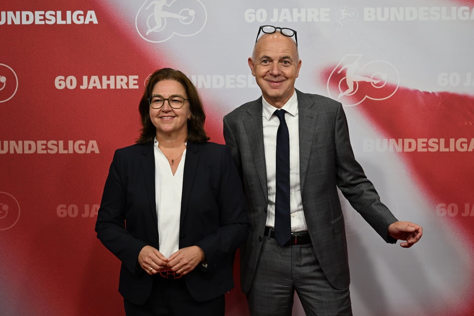 Heike Ullrich (61) und Bernd Neuendorf (63) hoffen auf eine Fußball-Europameisterschaft der Frauen im eigenen Land.