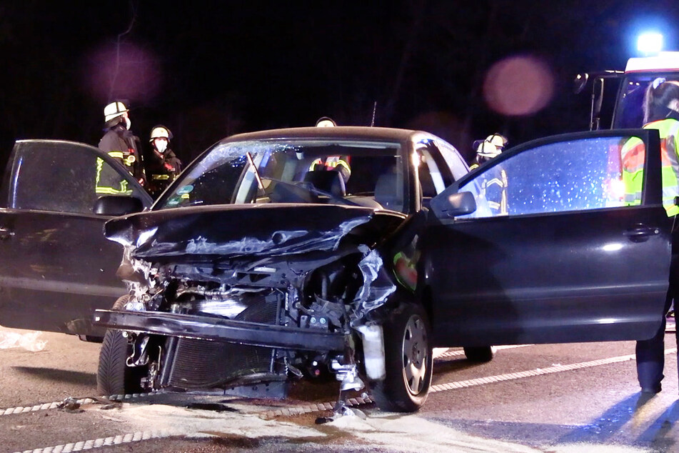 Für den 26-jährigen Fahrer des schwarzen VW kam jede Hilfe zu spät.