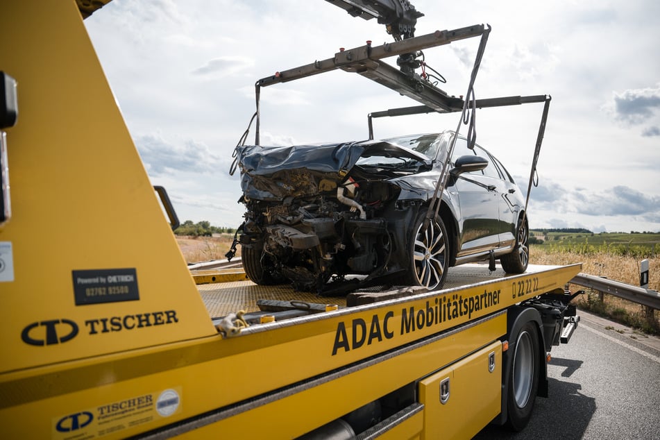 Beide Fahrzeuge wurden bei dem Unfall massiv beschädigt, die Fahrer jeweils schwer verletzt.