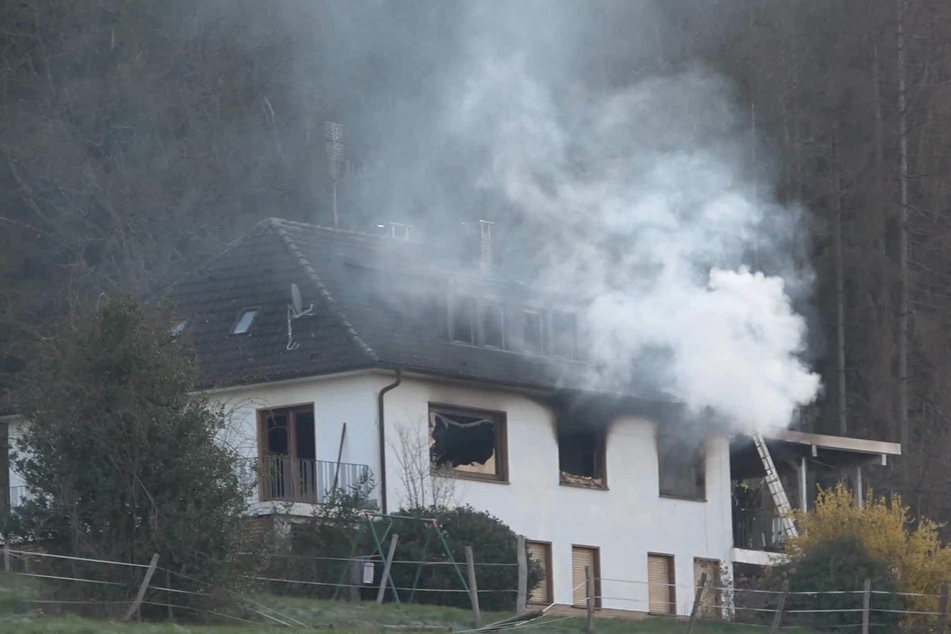 Bei einem Brand in diesem Haus in Windeck kam eine Person ums Leben.