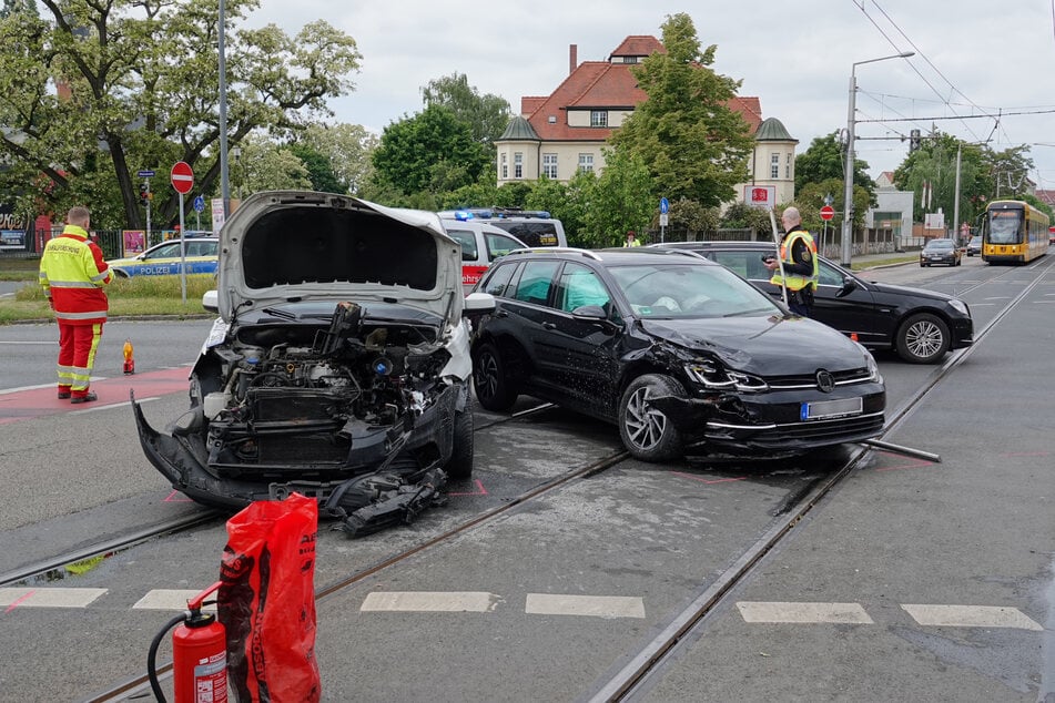 Die Autos krachten auf der Kreuzung zusammen.
