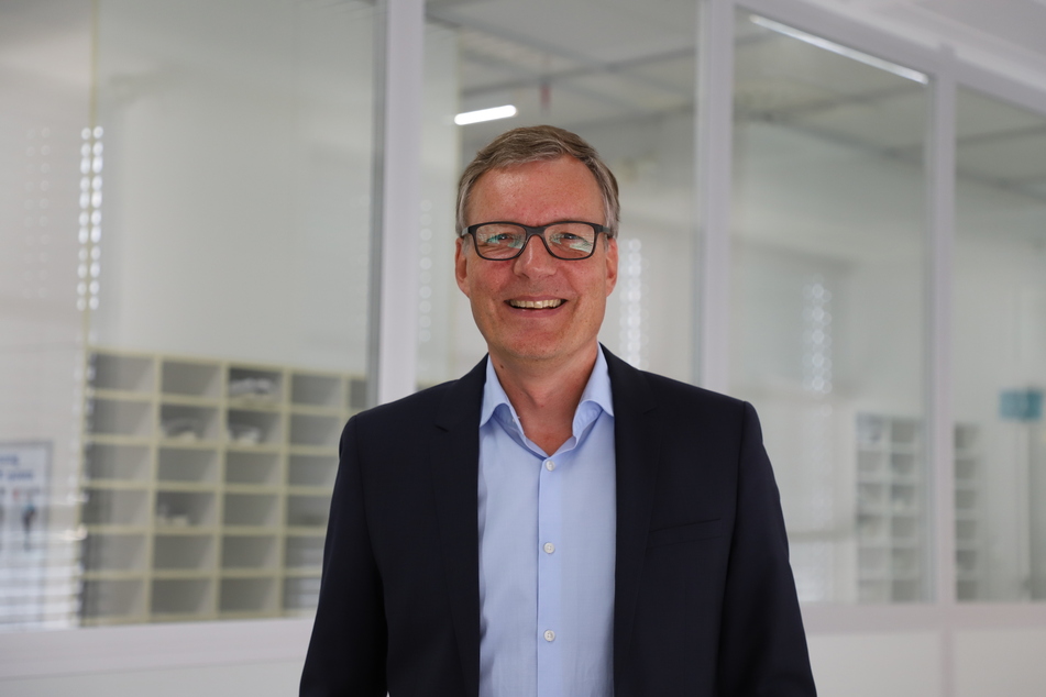 Christoph Schumacher (60), Leiter Kommunikation bei Infineon Dresden, hat gute Nachrichten für seine Kollegen.