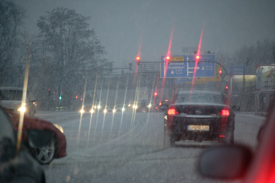 Wer zum Wochenstart auf den Straßen in NRW unterwegs ist, muss mit Gewitter und Starkregen rechnen. (Symbolbild)