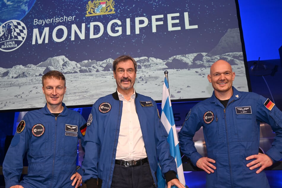 Abgehoben: ESA-Astronaut Matthias Maurer (55, v.l.), Ministerpräsident Markus Söder (58, CSU) und ESA-Astronaut Alexander Gerst (49) beim bayerischen "Mondgipfel".