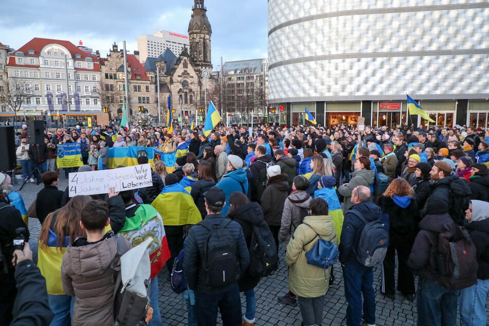 Hunderte Menschen versammelten sich am Dienstagnachmittag in der Leipziger Innenstadt.