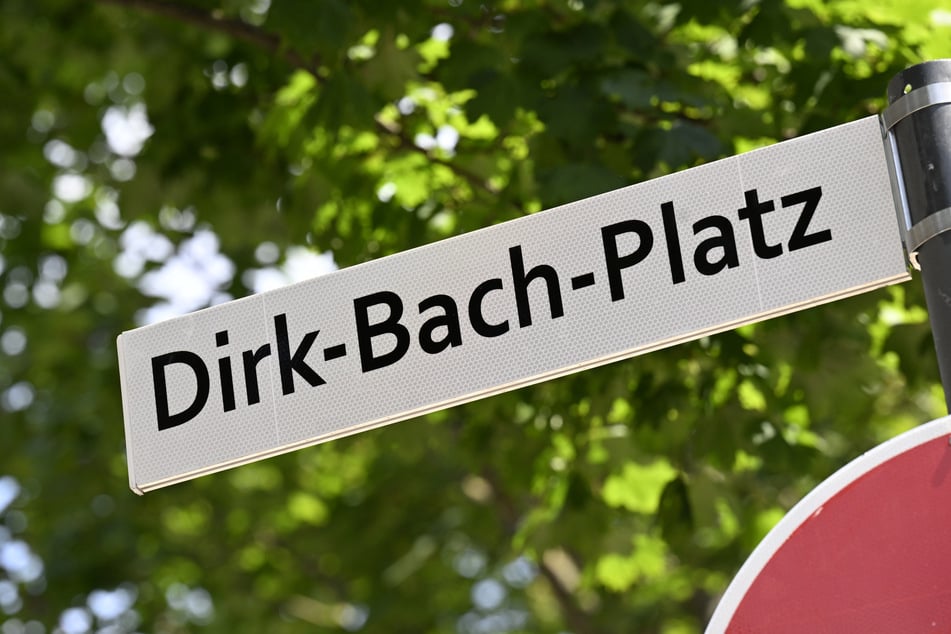 Das neue Straßenschild wurde in der Nähe des Schauspielhauses in Köln aufgestellt.
