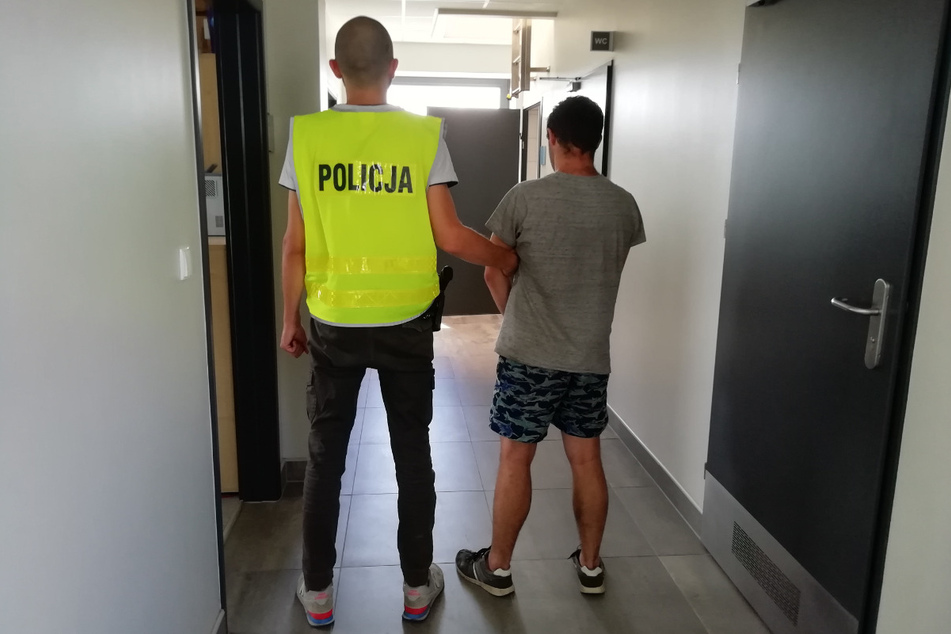 Ein Polizeibeamter aus Poddębice (li.) und der festgenommene Blumendieb.