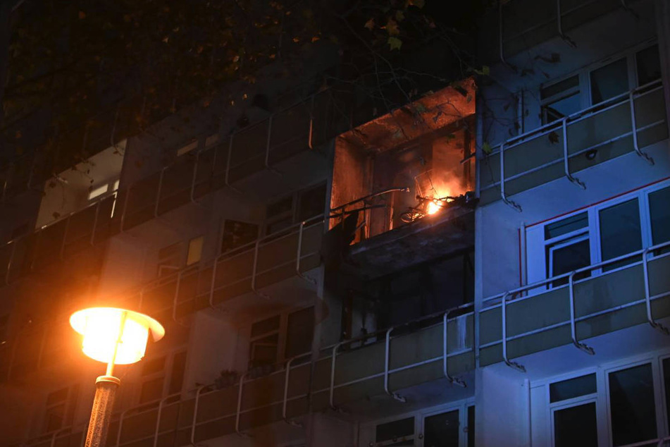 Das Feuer ist zunächst im dritten Stock des Hochhauses ausgebrochen und hat dann auf die vierte Etage übergegriffen.