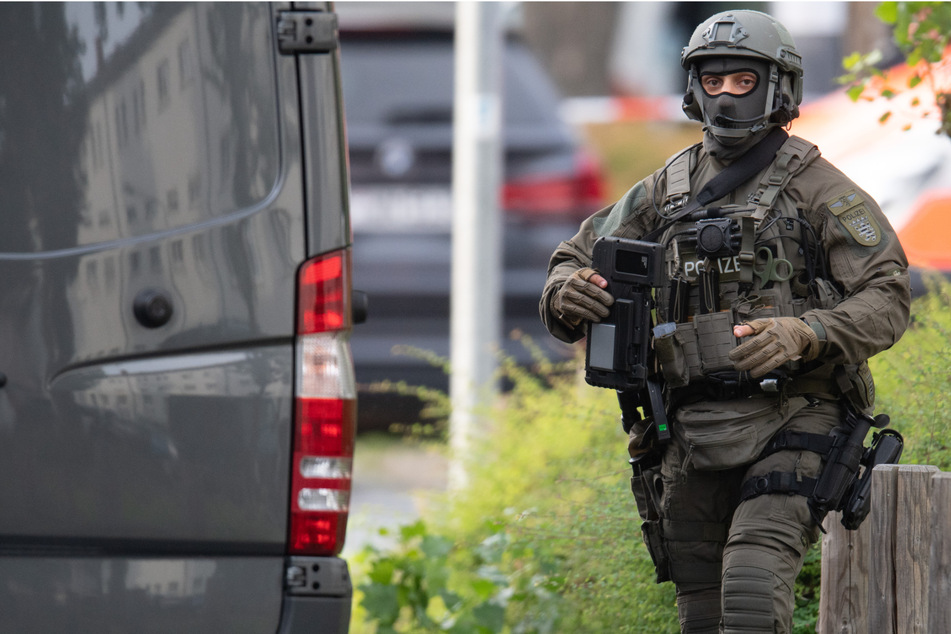 Bei einer groß angelegten Waffen- und Drogen-Razzia in Mittelhessen stürmten SEK-Beamte mehrere Wohnungen. Zuvor hatte die Polizei monatelang Spuren aus Krypto-Chats und dem Darknet gesammelt. (Symbolfoto)