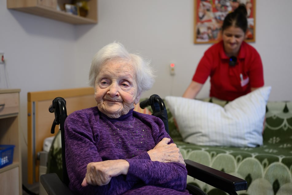 Juana Leutbecher (r.), Pflegerin, richtet das Bett im Zimmer der 111-jährigen Ilse Neumann im Pflegeheim des Deutschen Roten Kreuzes in Taucha. Gut eine Woche vor Beginn des Ersten Weltkrieges kam sie am 23. Juli 1914 auf die Welt.
