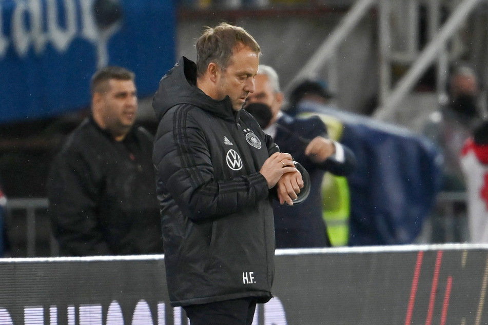 Bundestrainer Hansi Flick (56) mit Blick auf die Uhr: Je länger die Partie in Nordmazedonien dauerte, desto besser kam sein Team in Tritt.