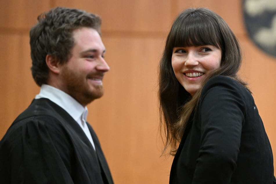 Zusammen mit ihrem Anwalt Adrian Furtwängler hatte Klimaaktivistin Carla Hinrichs vor der Urteilsverkündung zunächst noch gut Lachen.