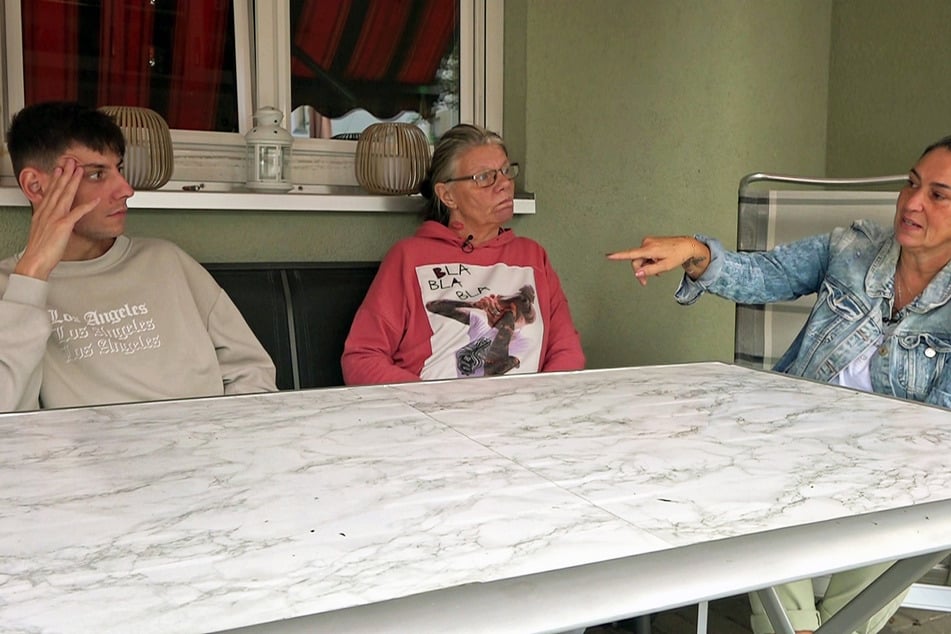 Ela (r.) platzt wegen Pascals (23) Verhalten der Kragen.