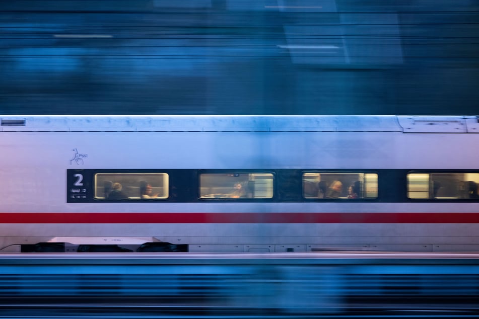 Der 31-Jährige war mit dem ICE von Hamburg Richtung München unterwegs, als es in Höhe Dortmund zu dem Zwischenfall kam. (Symbolbild)