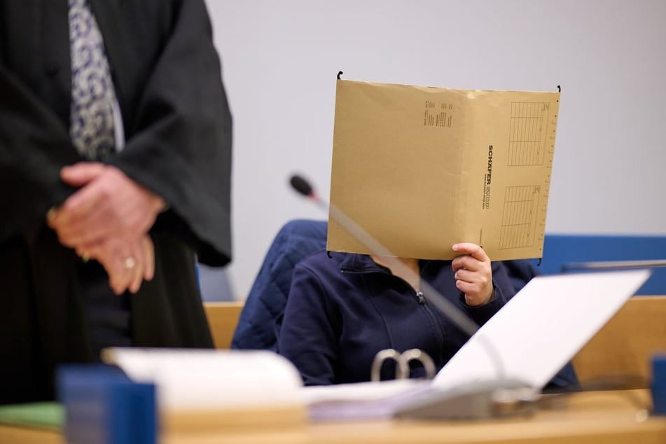 Sieben Jahre lang soll die Angeklagte ihre Tochter (inzwischen 8) bei den Großeltern festgehalten und von der Außenwelt abgeschottet haben.