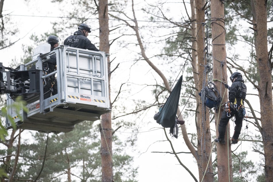 Bereits vor einigen Wochen besetzten Aktivisten einen Bagger und später einen senkrecht auf der Schneise aufgestellten Baum. (Archivbild)