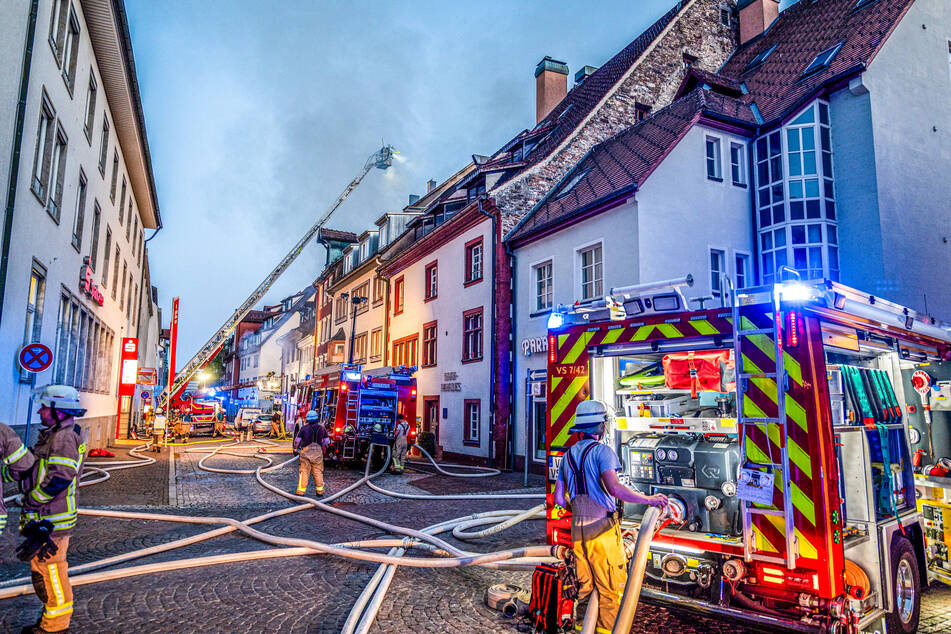 In Villingen-Schwenningen brannten am Samstagabend mehrere Gebäude.