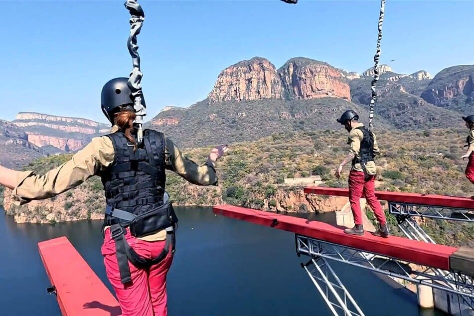 V.l.: Georgina Fleur (34), Gigi Birofio (24) und Danni Büchner (46) bei der Prüfung mit Mega-Ausblick.