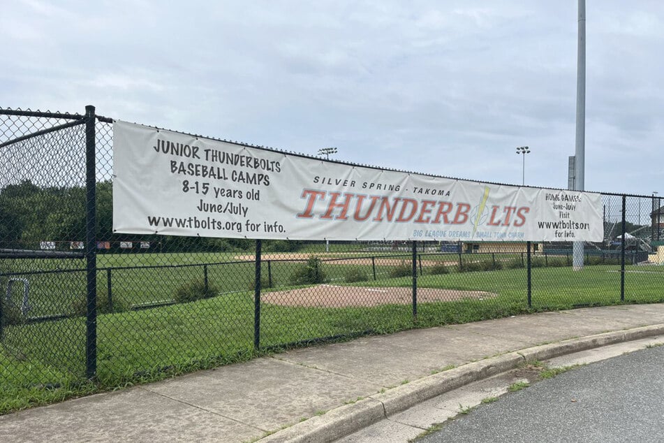 Les Thunderbolts jouent dans la ligue universitaire. Il n'est pas clair si le match interrompu sera rejoué.