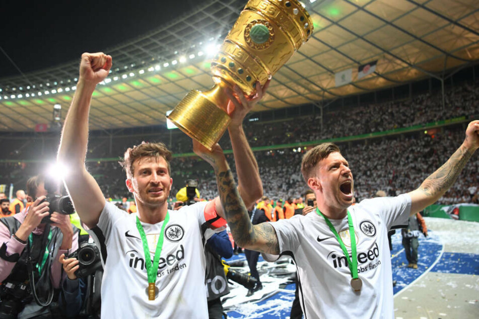 David Abraham (l) und Marco Russ von Eintracht Frankfurt jubeln mit dem Pokal nach dem Sieg über den FC Bayern München.