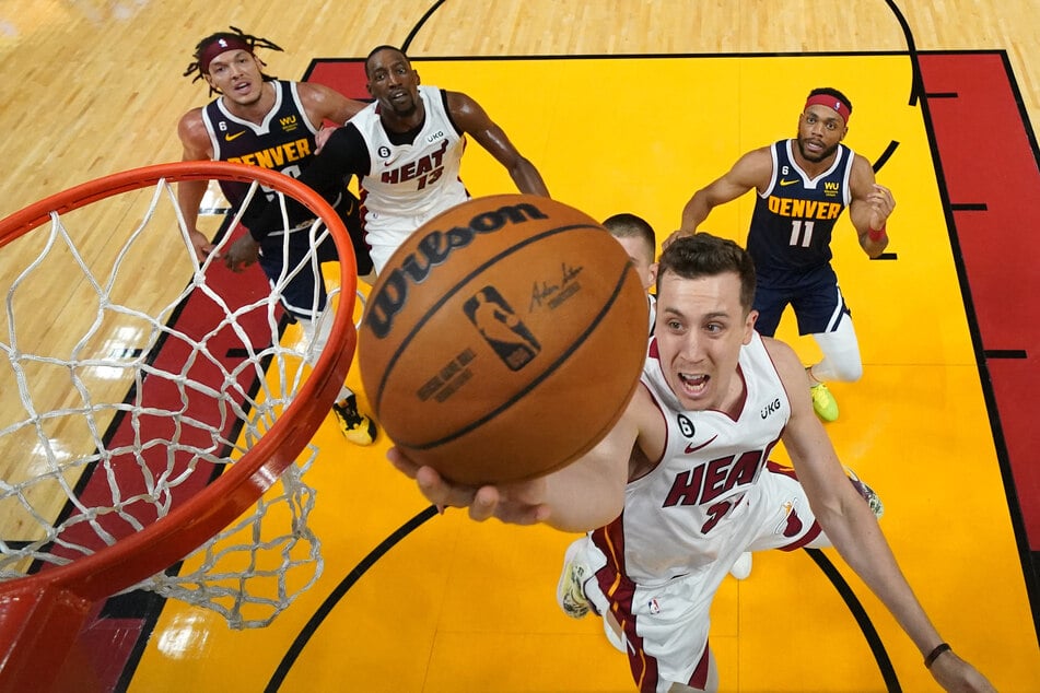 Miami-Heat-Star Duncan Robinson (29) legt einen Ball in den Korb.