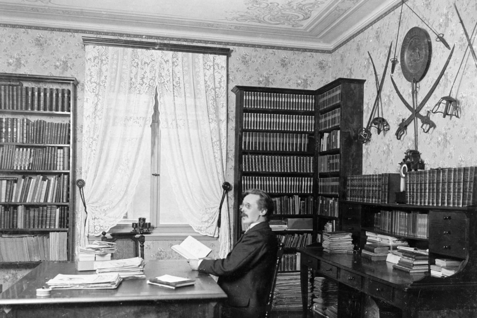 Karl May (1842-1912) in seiner Bibliothek in der Villa Shatterhand.