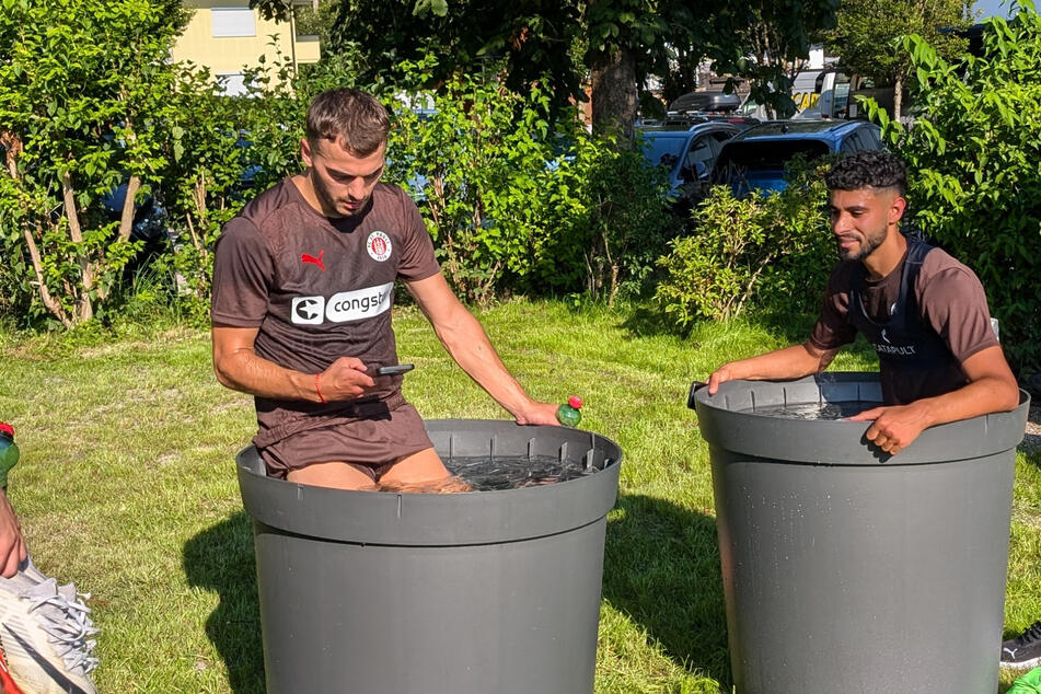 Elias Saad (24, r.) und Daniel Sinani (27) genießen die Abkühlung in der Eistonne.