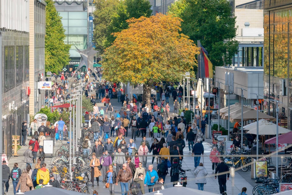 Viele Kunden sehen das Einkaufserlebnis im Zentrum (hier die Prager Straße) mit gemischten Gefühlen.