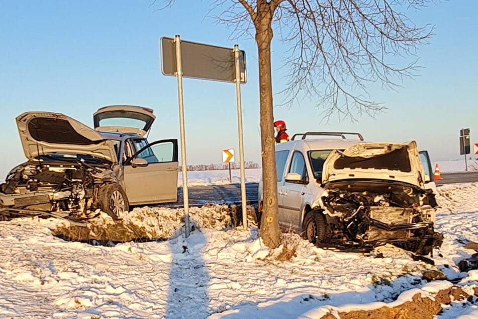 Crash auf der S34 bei Leisnig (Landkreis Mittelsachsen): Zwei Autos krachten dort am Dienstagnachmittag zusammen. Die Straße musste gesperrt werden.