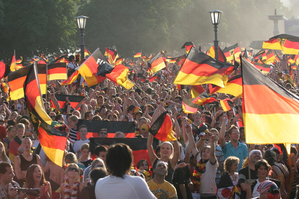Tausende Fußballfans, die gemeinsam feiern, werden erwartet. (Archivbild)