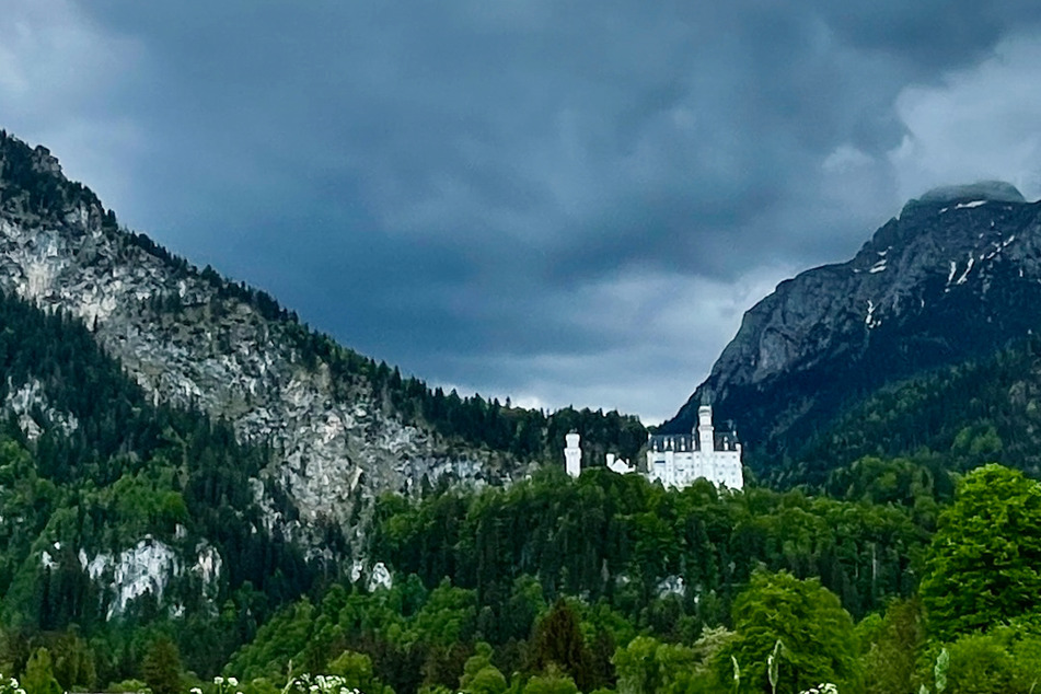 Die Bergrettung konnte die Frau (†23) nach dem Unfall am Tegelberg nahe Schloss Neuschwanstein in eine Klinik bringen. Dort starb sie jedoch.