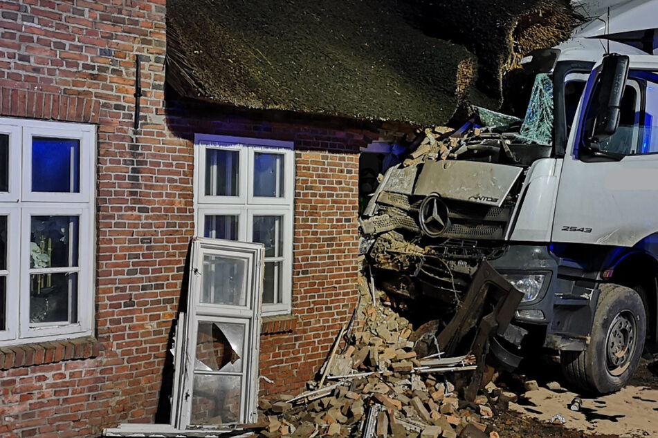 Unfall auf Bundesstraße: Lastwagen kracht in Wohnhaus