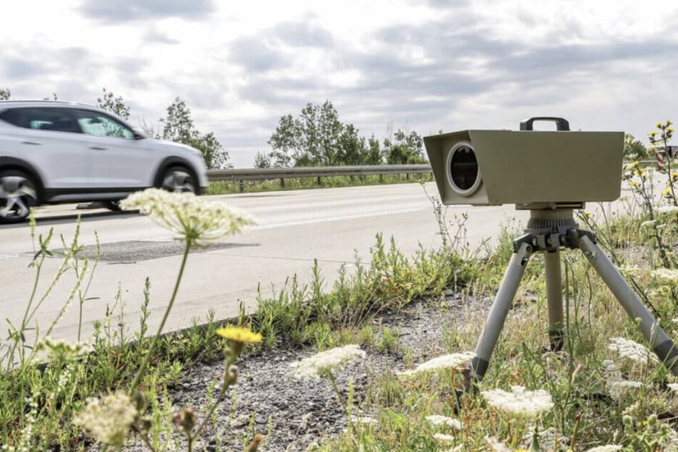 Der Bleifuß raste mit 220 km/h am Messgerät der Polizei vorbei. (Symbolfoto)
