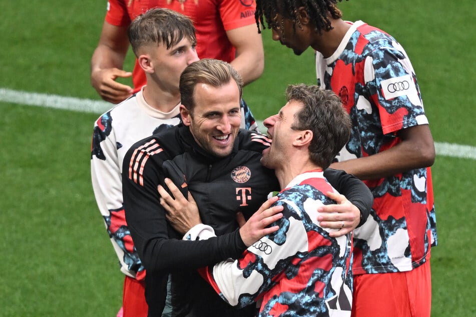 Trotz Last-Minute-Ausgleich ließen sich die Münchner nach Abpfiff die Stimmung nicht verderben.