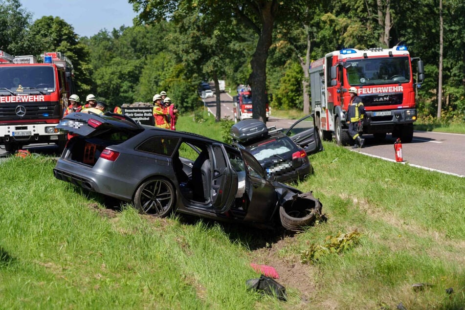 Schwer beschädigt landeten die miteinander kollidierten Audis im Straßengraben.