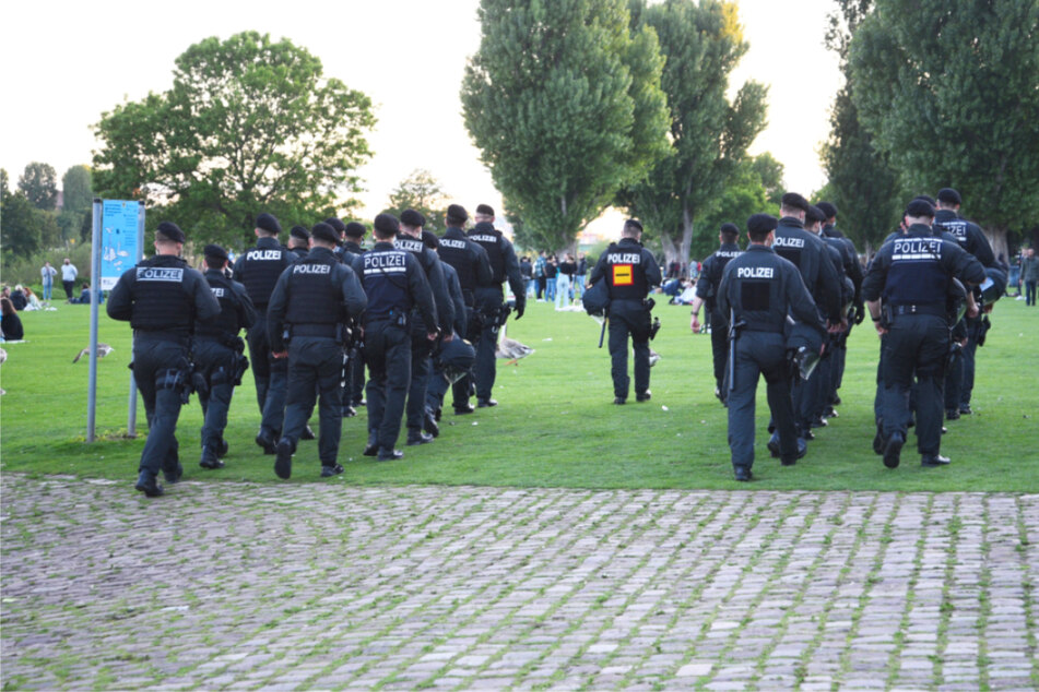 Heidelberg, 23. Mai: Polizisten gehen über die Neckarwiese. Zuvor war es zu Randale und Attacken auf Polizisten gekommen.