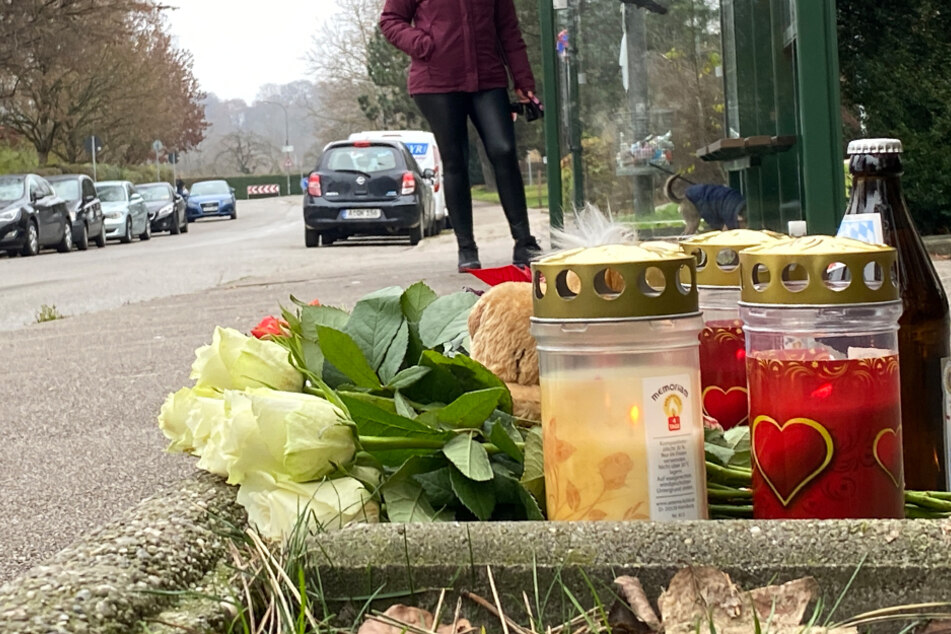 Wenige Stunden nach dem Tod des jungen Mannes legten Trauernde Kerzen und Blumen nieder. (Archiv)