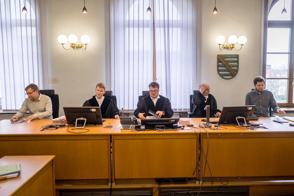 Die 5. Strafkammer unter Vorsitz von Richter Rafael Dombrowski (M.) war nicht davon überzeugt, dass die sexuellen Handlungen des Angeklagten an seiner Stieftochter als Vergewaltigung zu werten sind.