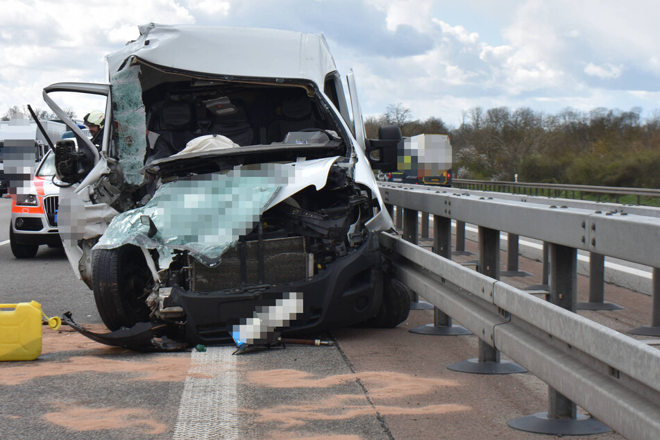 Der Transporter wurde bei dem Unfall schwer beschädigt. Die Polizei schätzte den Sachschaden auf insgesamt rund 30.000 Euro.
